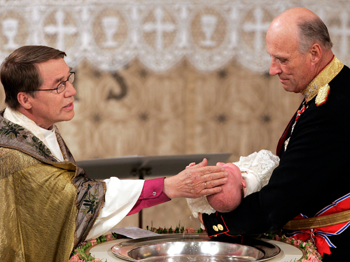 King Harald presented Princess Ingrid Alexandra for baptism. The Bishop of Oslo at the time, Gunnar Stålsett, officiated. Photo: Tor Richardsen, NTB scanpix.